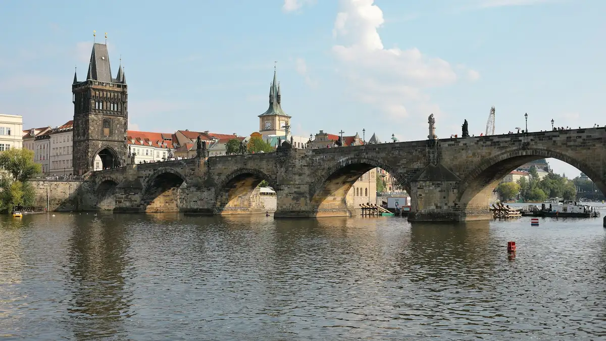 Puente de Carlos al amanecer Praga